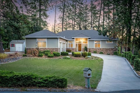 Cozy Grass valley home, come enjoy the foot hills! image 1