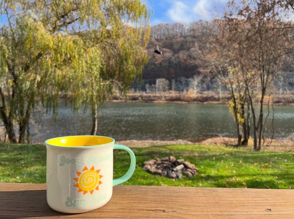 Cozy River Retreat. Gorgeous Views & River Access