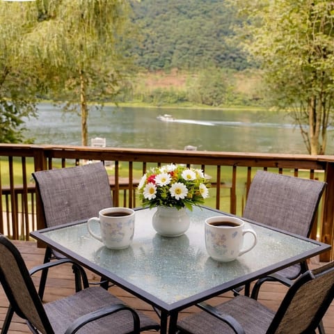 Cozy River Retreat. Gorgeous Views & River Access image 2