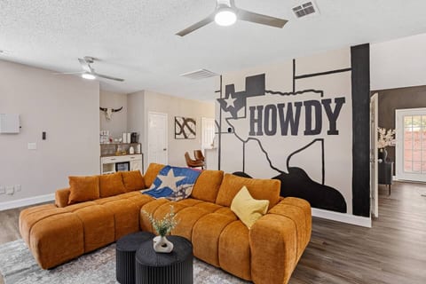 ThePonyHaus|FREE heated SPA|StoneBriar|Cowboys HQ