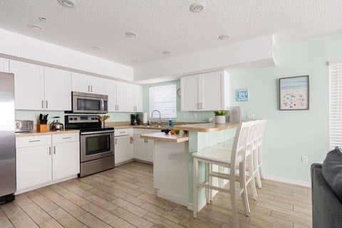 Fully equipped kitchen and plenty of seating