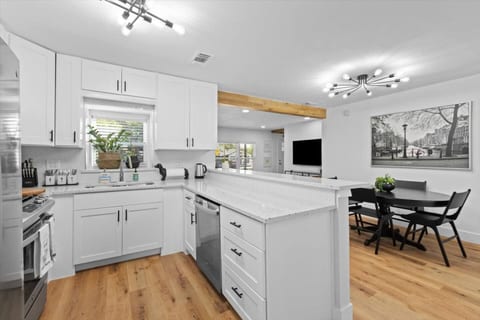 Cozy Arlington Bungalow 4/Mins to AT&T Stadium