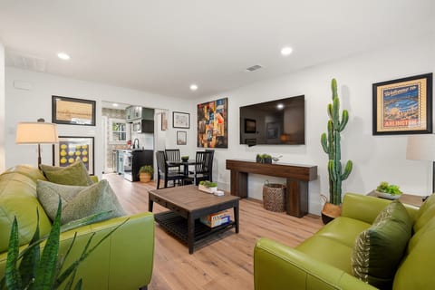 Walk to AT&T Stadium • Whole Duplex for 8! - Holiday Home