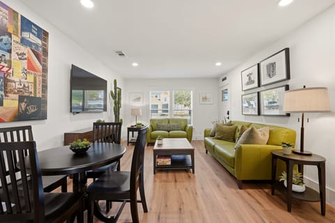 Walk to AT&T Stadium • Whole Duplex for 8! - Holiday Home