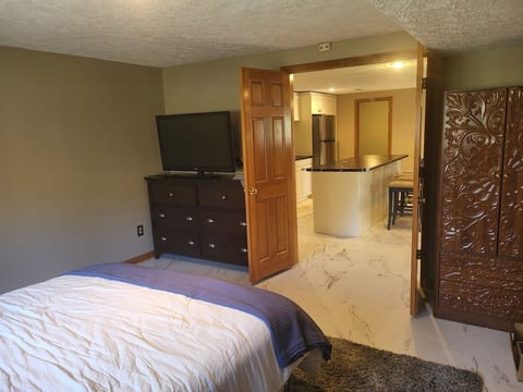 Private Luxury Suite Near MSU | Hot-Tub image 5