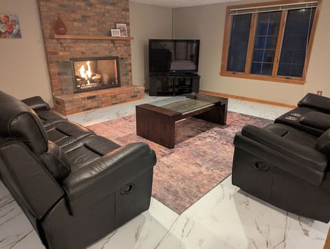 Private Luxury Suite Near MSU | Hot-Tub image 3