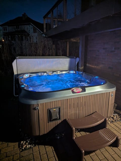 Private Luxury Suite Near MSU | Hot-Tub image 1