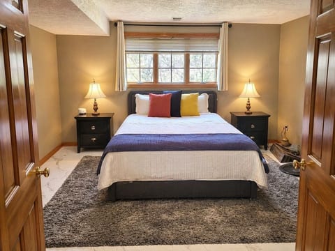 Private Luxury Suite Near MSU | Hot-Tub image 2