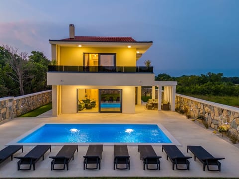 Neue Luxusvilla mit Pool - Agentur TA Leut