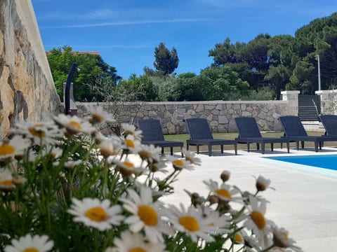 Neue Luxusvilla mit Pool - Agentur TA Leut