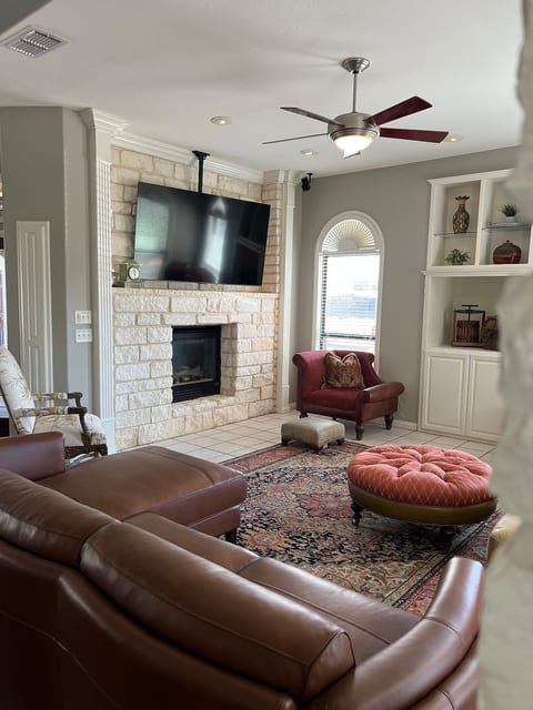 Exclusive Waterfront Estate on Private Peninsula image 3