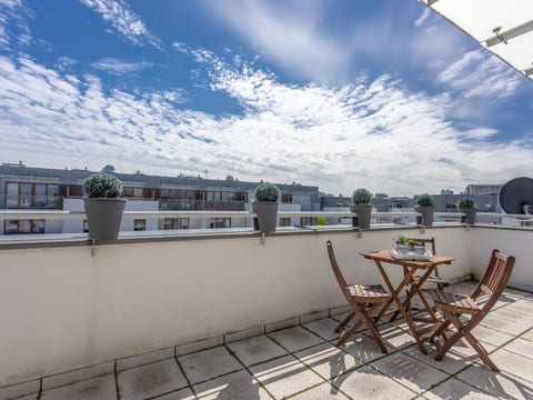 Sky mit Balkon am Meer