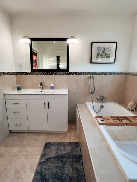 Master ensuite bathroom