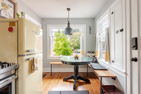 Urban Fern Bungalow ~ steps to shops/MAX/food!