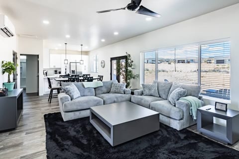 Modern Family Home at Lake Powell-Hot Tub-2 Kings