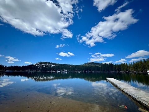 A short stroll to Serene Lakes.
Calm water, mountain views, and peaceful alpine air just a few blocks away.