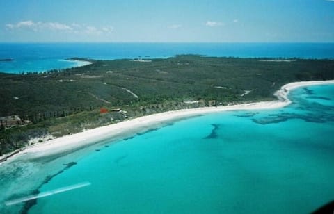 House is in the center of the beach, see red arrow! Beautiful Beach