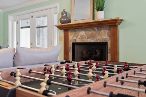 10mins to Madeira Beach, Elongated Pool/spa w/Foosball