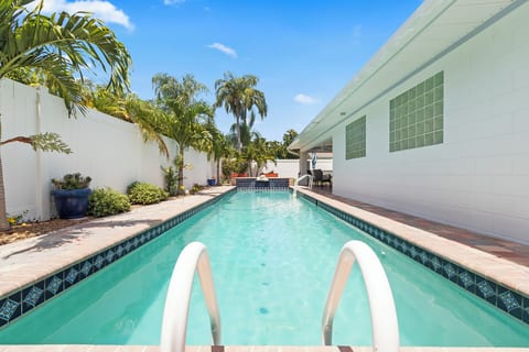 10mins to Madeira Beach, Elongated Pool/spa w/Foosball