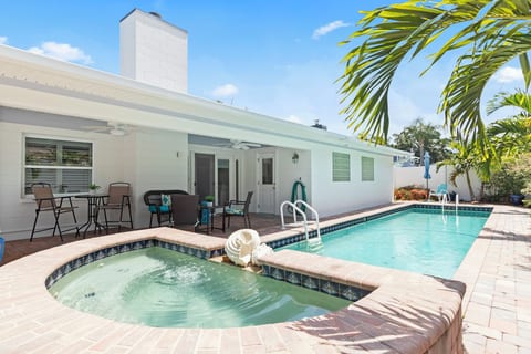 10mins to Madeira Beach, Elongated Pool/spa w/Foosball