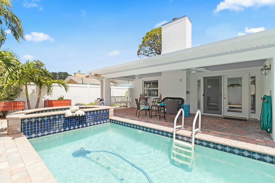 10mins to Madeira Beach, Elongated Pool/spa w/Foosball - Seminole