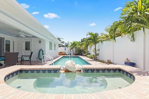 10mins to Madeira Beach, Elongated Pool/spa w/Foosball