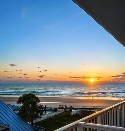 On the Beach Cozy Condo! Heated Pool & Ocean View