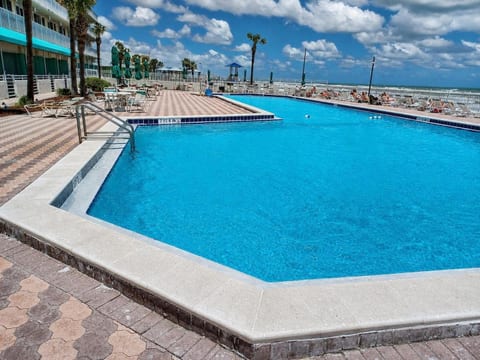 On the Beach Cozy Condo! Heated Pool & Ocean View