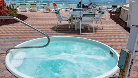 On the Beach Cozy Condo! Heated Pool & Ocean View
