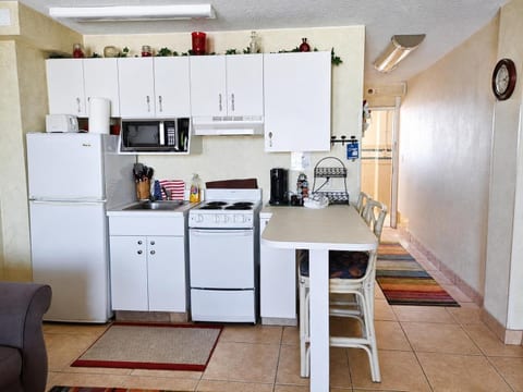 On the Beach Cozy Condo! Heated Pool & Ocean View