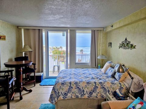 On the Beach Cozy Condo! Heated Pool & Ocean View