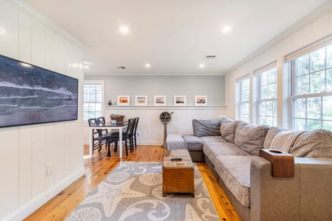 Cape Cod Classic Cottage Near Forest Beach image 2
