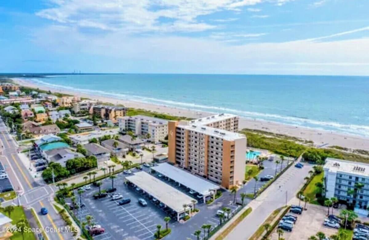 Coastal Beachfront Oasis. 2 KING Beds, Large Heated Pool,View Rocket Launches