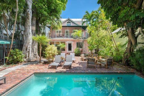 3 Bedroom Home - Perfect Location & Private Pool