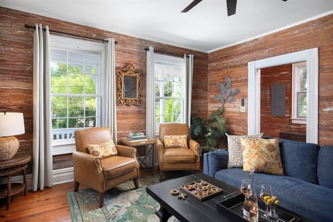 3 Bedroom Home - Perfect Location & Private Pool