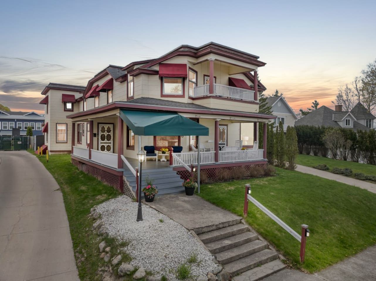 4 Bedroom Charlevoix Lakeview Home