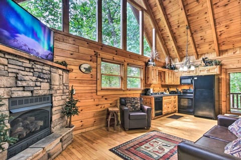 NEW-Smoky Mountain Hot Tub Hideaway & Pool Table