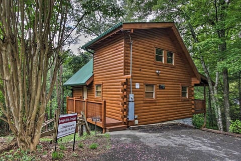 NEW-Smoky Mountain Hot Tub Hideaway & Pool Table