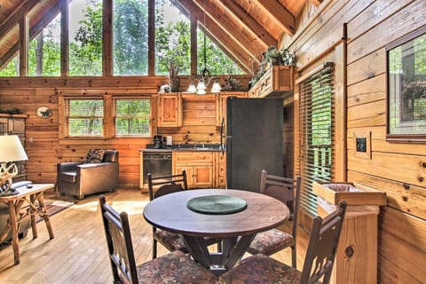 NEW-Smoky Mountain Hot Tub Hideaway & Pool Table