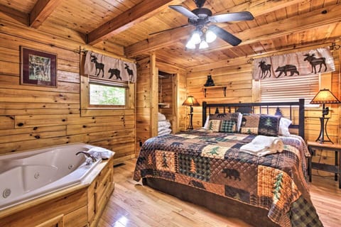 NEW-Smoky Mountain Hot Tub Hideaway & Pool Table