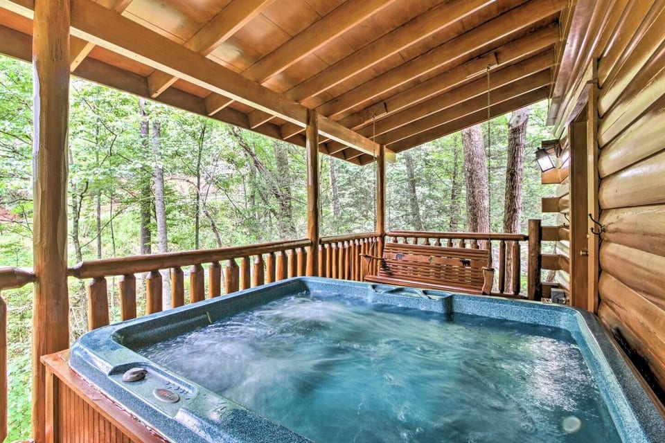 NEW-Smoky Mountain Hot Tub Hideaway & Pool Table - Sevierville