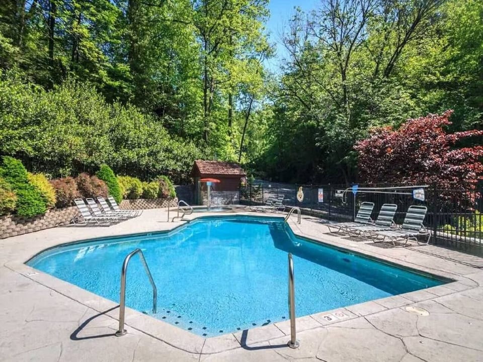 NEW-Luxury Cabin Near Town w/ Pool & Hot Tub - Gatlinburg