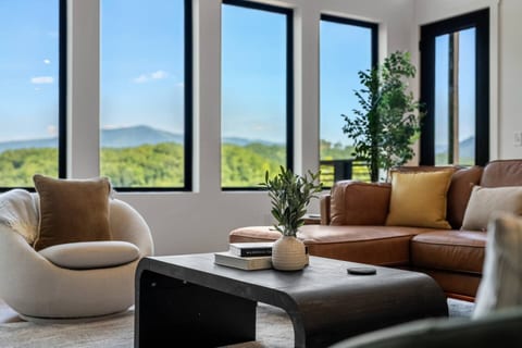 Settle in, slow down and take in the Smokies. Floor-to-ceiling windows bring breathtaking mountain views into this beautifully designed living space, creating the perfect setting for coffee, conversation and unforgettable moments.
