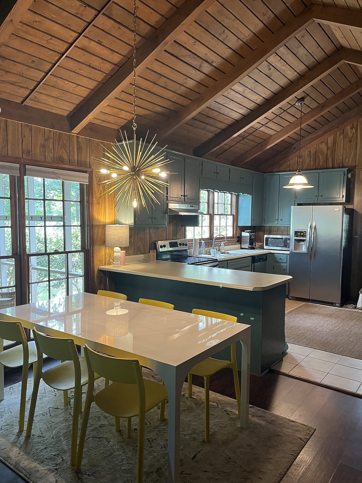Charming Lake Front Cabin With Amazing Screened Porch-Hollywood Harbour
