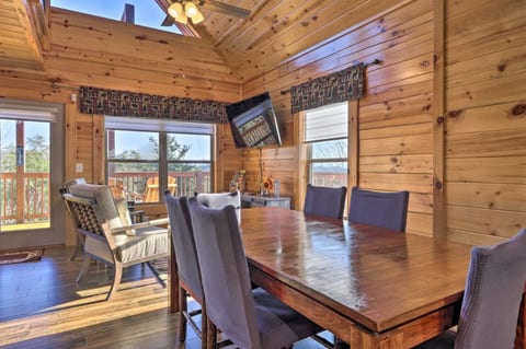 Dining room comfortably seats 6.