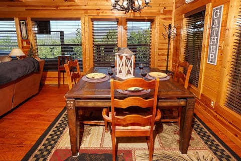 Majestic Mtn VIEWS! Gatlinburg is 5 min. 3 Separate Decks. 2 Separate Game Rooms