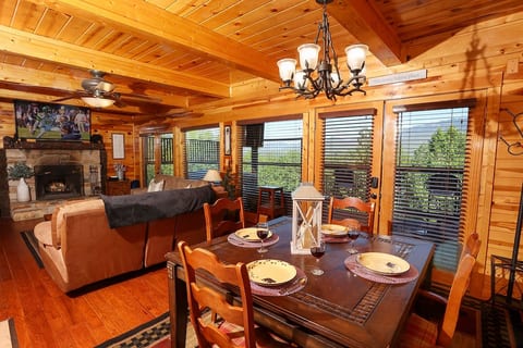Majestic Mtn VIEWS! Gatlinburg is 5 min. 3 Separate Decks. 2 Separate Game Rooms