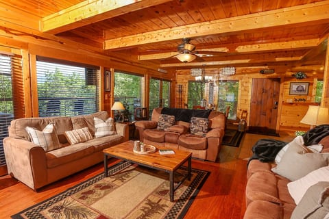 Majestic Mtn VIEWS! Gatlinburg is 5 min. 3 Separate Decks. 2 Separate Game Rooms