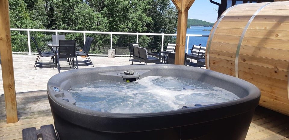 ⭐ 5 star amenities. Hot tub. Wood burning sauna.