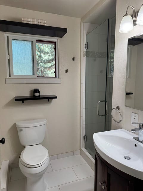 Cozy 4BR Retreat | Ski + Lake | Family Friendly image 3
